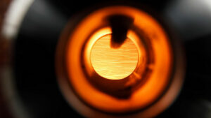 Verbrennung von Eisenpulvere glass in the combustion tube. Photo: