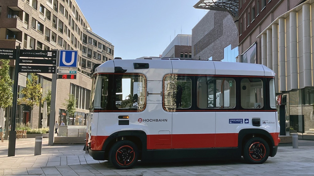 Ohne Fahrer und Streikgefahr durch Hamburg
Mit bis zu 60 km/h und 15 Fahrgästen an Bord soll der fünf Meter lange People Mover HOLON Urban ab Spätsommer durch die Hansestadt flitzen. Aus Sicherheitsgründen zunächst noch mit einem Fahrer, später ohne. Foto: Benteler