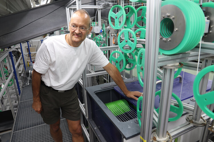 Gewusst wie
Klaus Vossenkaul hat ein Verfahren entwickelt, um die Membranfilterung von Abwässern effizienter zu machen. Seine Membranfilter ähneln flexiblen, rund 1,60 Meter langen Spaghetti, sind im Inneren jedoch hohl wie Makkaroni. Foto: Klaus Jongebloed/DBU
