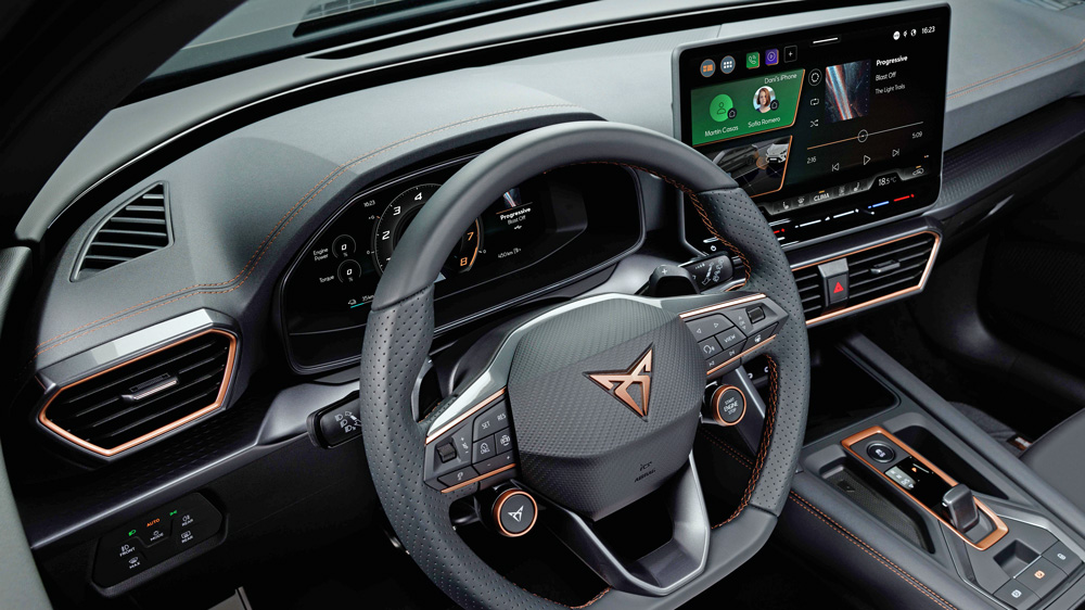 Schicker Kupferstecher 
Auch das Cockpit des Formentor bietet viele Reize. Unter anderem die verfeinerte Mittelkonsole, die orangefarbenen Ziernähte und vor allem die kupferfarbenen Elemente, die uns überall anspringen, nicht nur an den Lüftungsdüsen