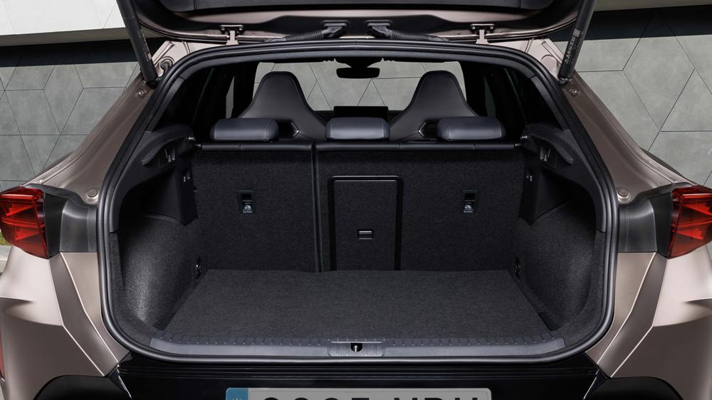 Akku fordert Tribut 
345 Liter fasst der Kofferraum des Formentor e-Hybrid bei voller Bestuhlung. durch Umlegen der Rücksitzbank wächst das Angebot bis auf 1425 Liter. Das sind aber immer noch 100 Liter weniger als in der rein benzingetriebenen Variante.