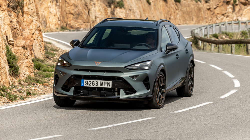 Kurvenräuber 
Cupra bietet den Formentor in zwei Versionen als wiederaufladbaren Plug-in Hybrid an. Es gibt ihn mit 150 und nun auch mit 200 kW Antriebsleistung. Getestet haben wir die stärkere Version, die in 7,2 Sekunden auf Tempo 100 sprintet.
