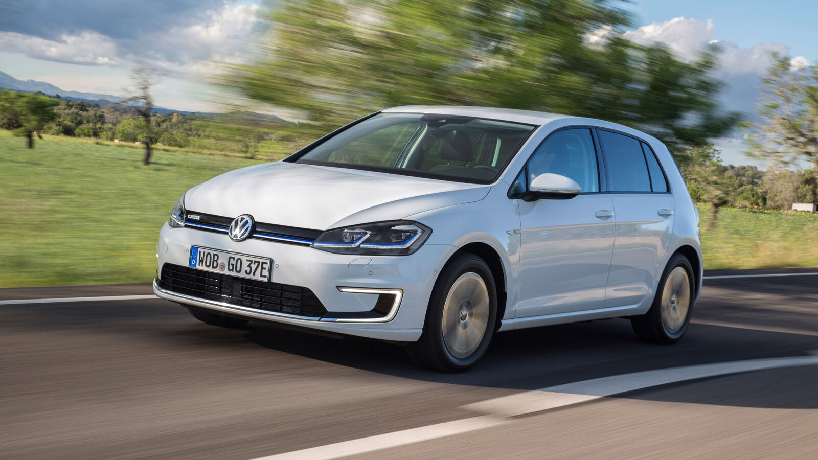 VW e-Golf 
Den Stromer bot Volkswagen zwischen 2014 und 2020 auf dem Markt an, zunächst mit einer Batterie-Kapazität von 24,2 kWh und einer Antriebsleistung von 85 kW. 2017 stieg die Antriebsleistung auf 100 kW, die Speicherkapazität des Akkus auf 35,8 kWh. Foto: VW 