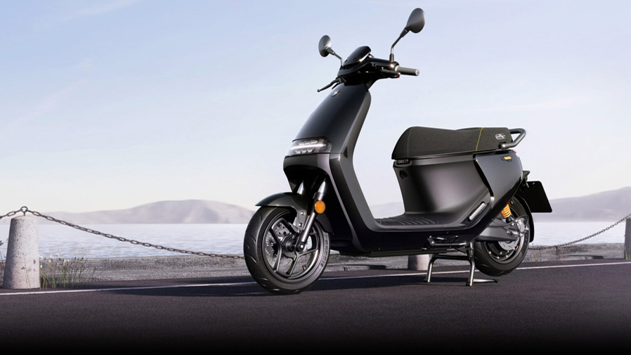 Vespa-Alternative
Mit dem neuen, autobahntauglichen Elektroroller E300 SE will Segway im kommenden Jahr die etablierten Hersteller angreifen. Mit einem günstigen Preis, hoher Reichweite und einer Spitzengeschwindigkeit von über 100 km/h. 