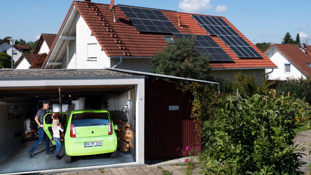 Sektorenkopplung daheim
Die Solaranlage auf dem Dach ist die perfekte Ergänzung zum Elektroauto samt Ladestation. Nicht nur unter Öko-, sondern langfristig auch unter Kostenaspekten.  Foto: ADAC/Martin Hangen