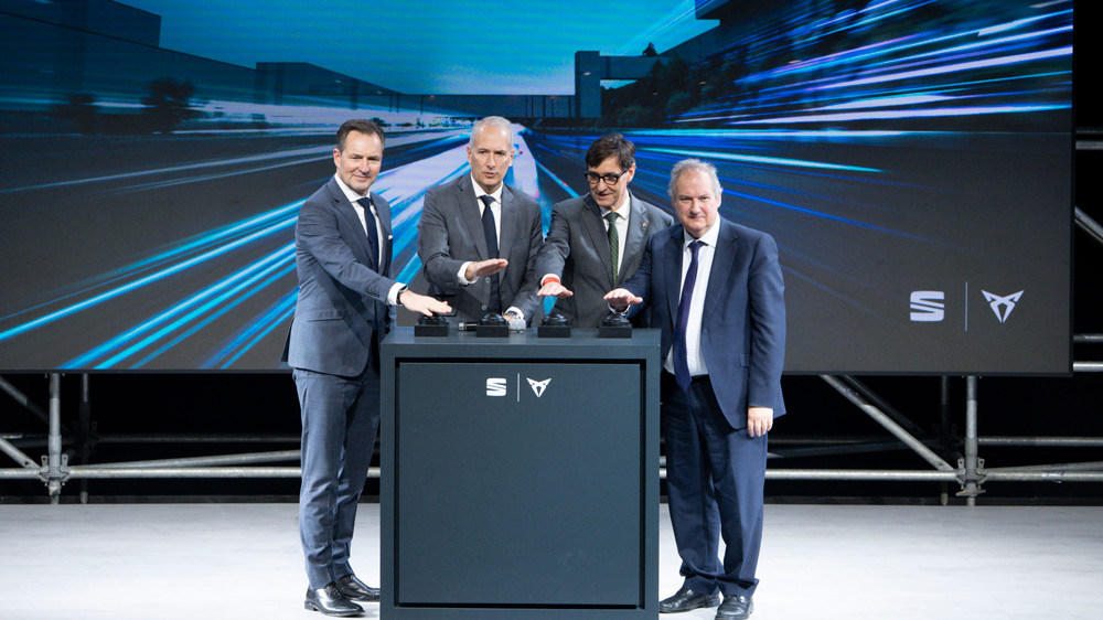 Gemeinschaftswerk 
VW-Chef Thomas Schäfer, Seat- und Cupra-CEO Markus Haupt nehmen zusammen mit Salvador Illa, dem Präsidenten der Generalität von Katalonien sowie Spaniens Industrieminister Jordi Hereu (v.l.) die neue Batteriefabrik nahe Barcelona in Betrieb. Foto: Seat 