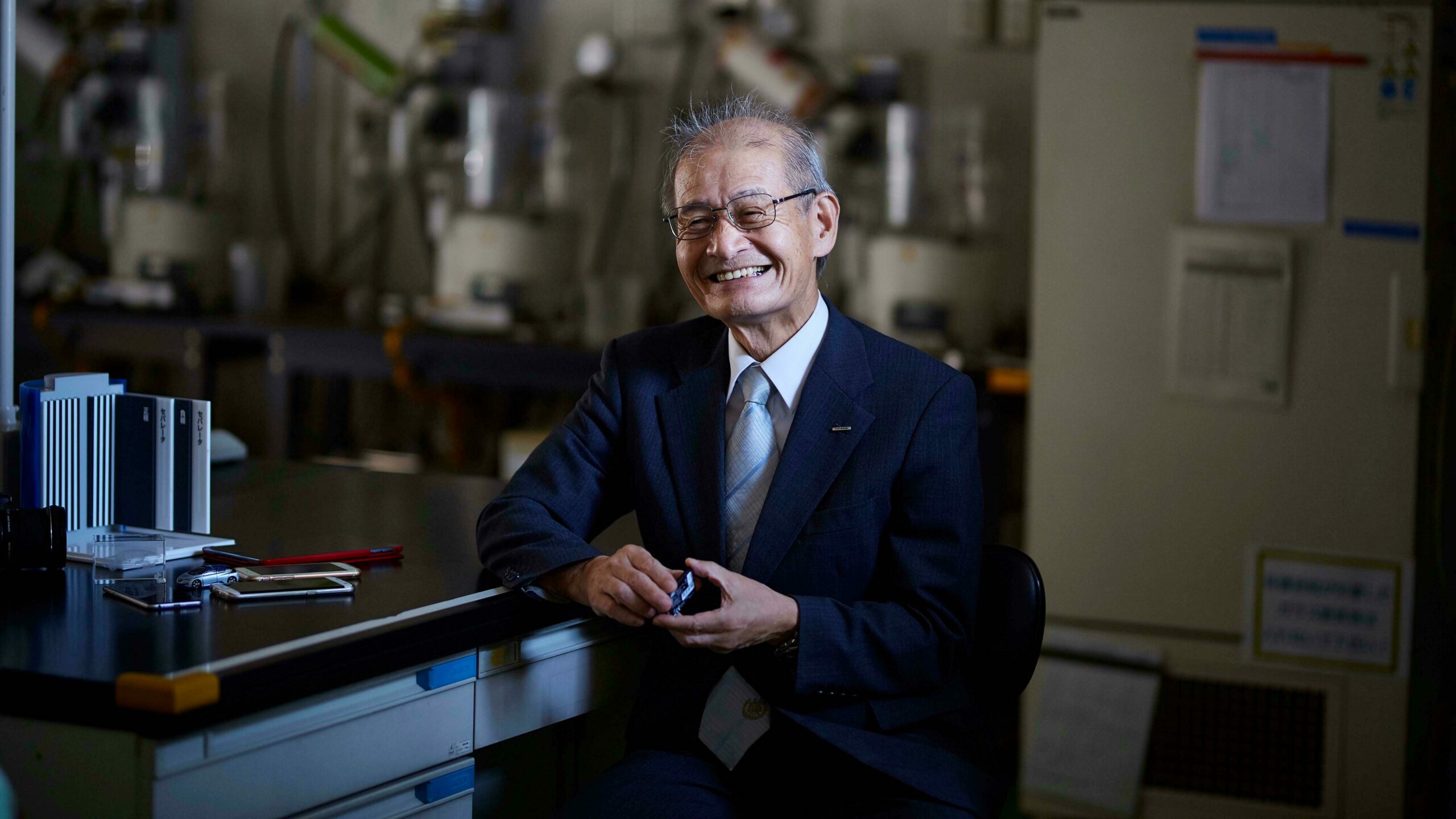 Akira Yoshino 
Der Japaner ist einer der Väter des wiederaufladbaren Lithium-Ionen-Akkus. Der Ingenieur experimentierte in den 1980er Jahren in den Labors des Asahi-Kasei-Konzerns mit organischen Polyacetylenen, um die elektrische Leit- und Speicherfähigkeit von Batterien zu verbessern. Er baute eine Kathode aus Polyacethylen und kombinierte sie mit einer Kathode aus Lithium-Kobaltoxid. Foto: Asahi-Kasei