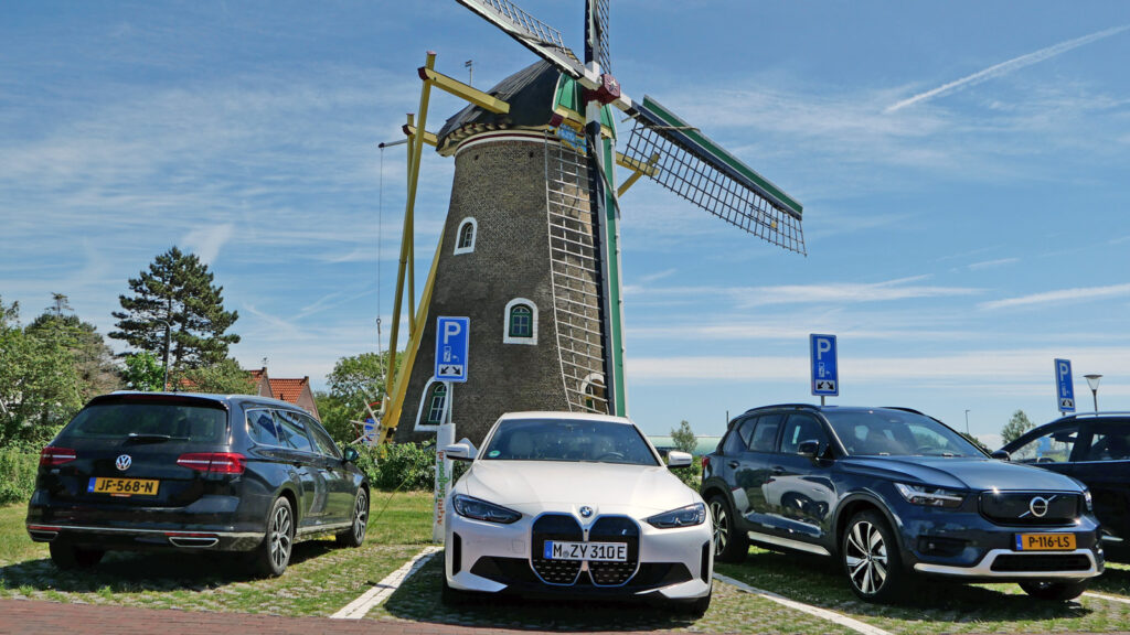 Vorzugsweise mit Windkraft
Lademöglichkeiten für Elektroautos gibt es in den Niederlanden fast auf jedem größeren Parkplatz. Ob dort ausschließlich Windstrom zum Einsatz kommt, ist allerdings fraglich - an dem Tag herrschte selbst an der See Flaute.