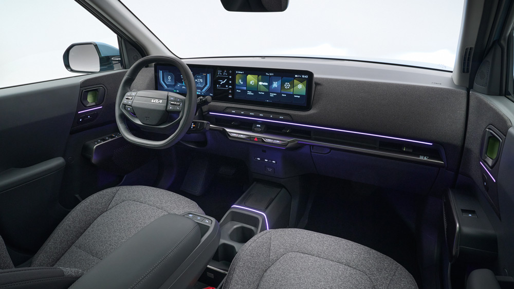 Typisch Kia
Der Kia EV2 sieht nicht nur schnuckelig aus, er legt auch großen Wert auf einen verantwortungsvollen Umgang mit den Ressourcen. Viele der eingesetzten Kunststoffe bestehen aus Recyclingmaterial. Was der Funktionalität keinen Abbruch tut.