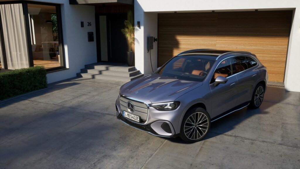 Rollende Powerbank
Mercedes erweitert sein Ladeökosystem und bringt mit The Mobility House Energy ein Angebot für bidirektionales Laden auf den deutschen Markt. Kunden erhalten mit MB.CHARGE Home Pro Intelligent die Möglichkeit, ihre Elektroautos nicht nur zu laden, sondern  in das Energiesystem einzubinden – und damit im Alltag Geld mit ihrem Elektrofahrzeug zu verdienen. Foto: Mercedes-Benz