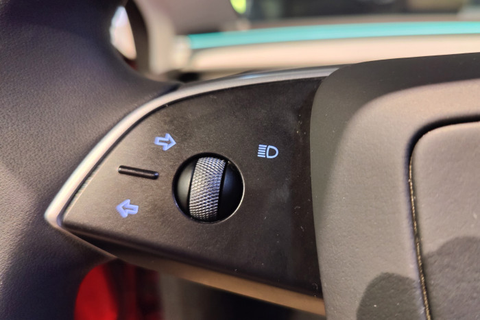 Blinken per Knopfdruck
Die Blinkerhebel hat Tesla nun auch im Model 3 eingespart. Der Fahrtrichtungsanzeiger wird nun über zwei Tasten auf der linken Lenkradspeiche aktiviert - idealerweise vor dem Einlenken in die Kurve. Foto: Martin Wolf/golem