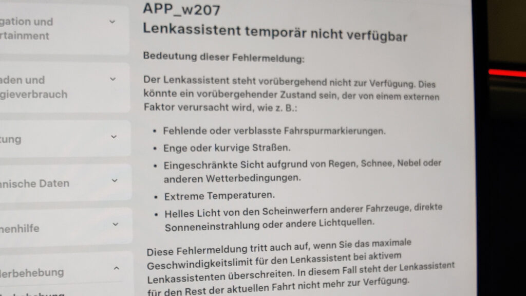 Eingeschränkte Garantie
Das über den Tochscreen abrufbare Bediener-Handbuch nennt eine ganze Reihe von Möglichkeiten, die beim Tesla Model 3 zu einem Ausfall des Lenkassistenten führen können. Foto: Greis