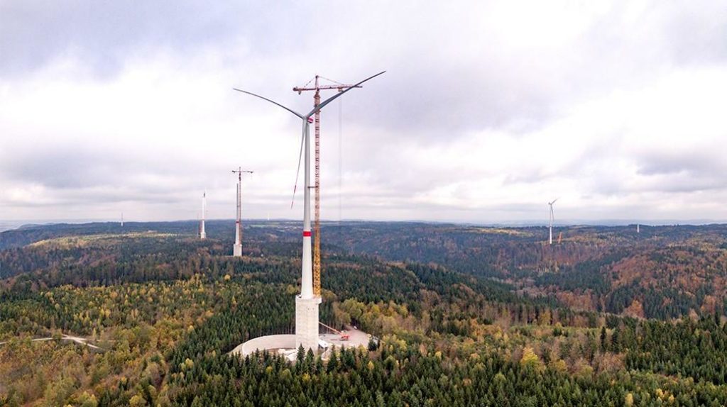 Störfaktor Windrad
"Da werden große Trassen in die Wälder gebaut – mitsamt ganzen Ketten von Windrädern, damit sich die Infrastruktur lohnt. Das schädigt Wälder massiv genau in ihren Funktionen." Foto: Holger Hessenthaler für die Max Bögl Wind AG,