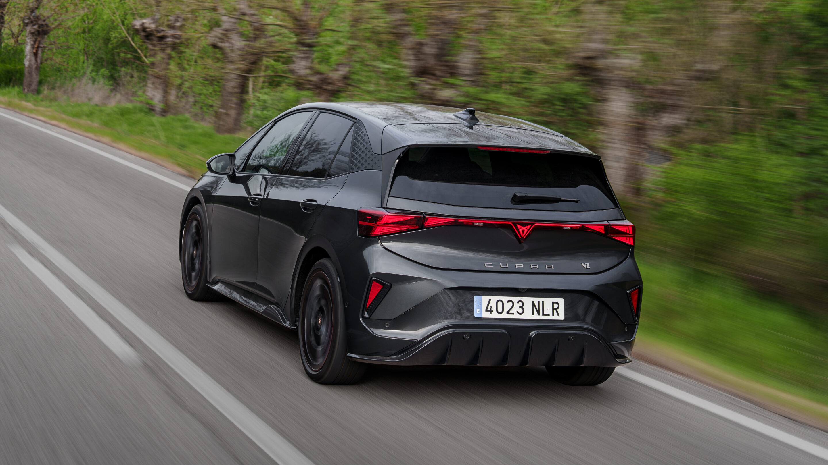 Leuchtsignal 
Das schick beleuchtete Hecklogo, schlau in die 3D-Rückleuchten integriert, macht durchaus was her, ist nachts als Insignum des „Bösen“  ein schöner Hingucker für den nachfolgenden Verkehr. Fotos: Cupra