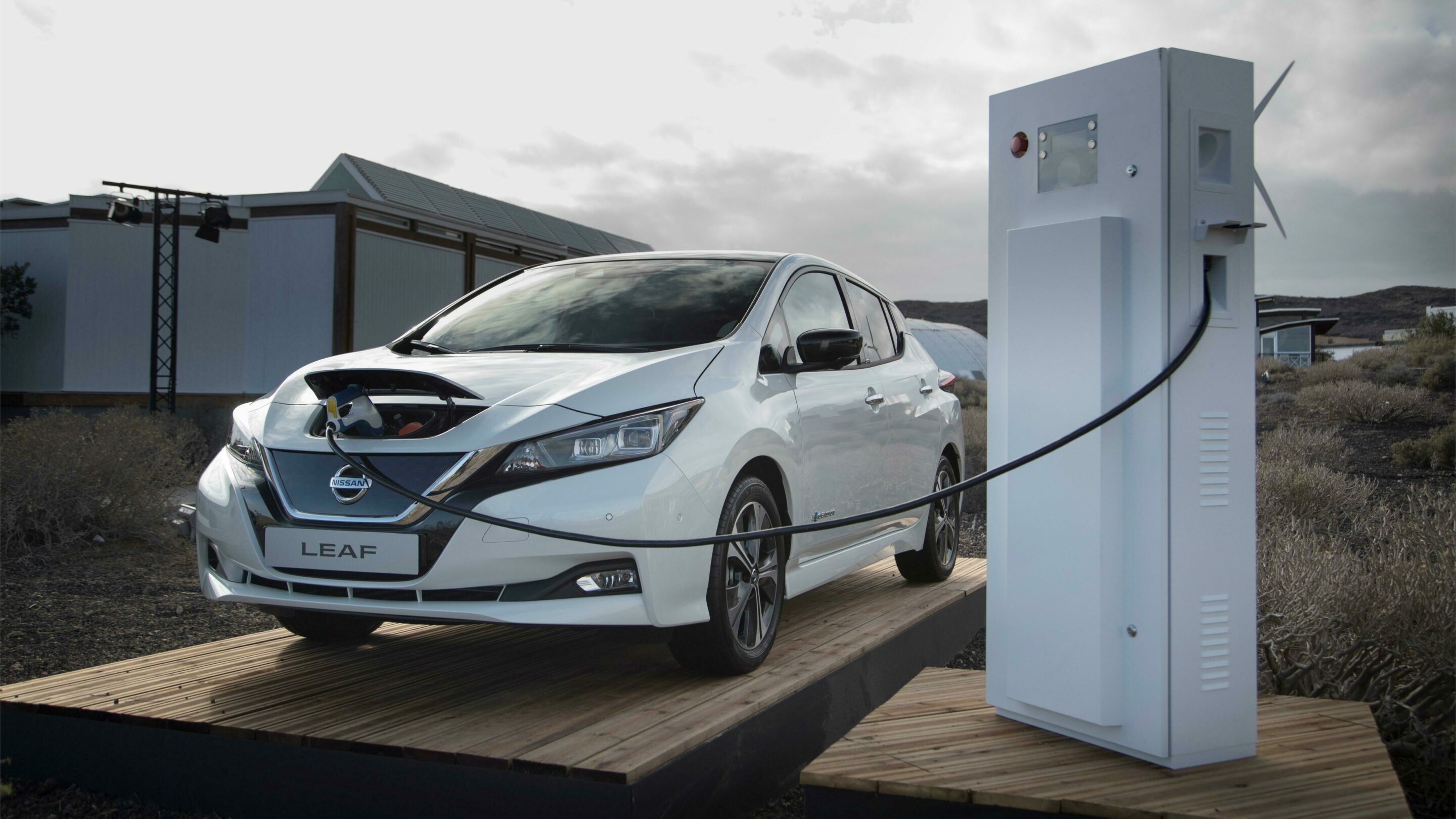 Nissan Leaf 
Mit Preissenkungen versuchte Nissan das elektrische Familienauto attraktiver zu machen - zum Preis sinkender Restwerte. Ein drei Jahre alter Leaf e+ mit 62 kWh-Akku (Basispreis 2022: 41.100 Euro) ist heute schon für unter 20.000 Euro zu haben. Sein Handicap: Zum Schnellladen braucht der Stromer eine Ladesäule mit CHAdeMO-Anschluss. Foto: Nissan 