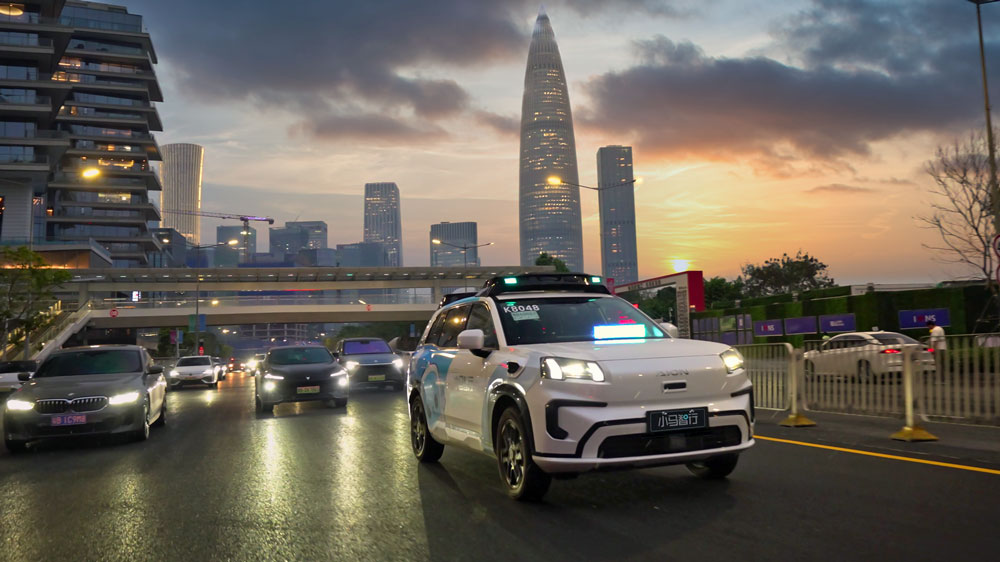 Robotaxi in Shezhen
Mit 23 Fahrten und einem Profit von 42 Euro am Tag hat der Shuttle-Service 2025 die Gewinnschwelle erreicht. Foto: Pony.ai