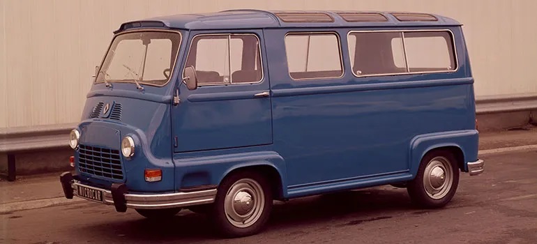 Renault Estafette 1.0
1959 präsentierte der französische Autobauer die erste Generation des frontgetriebenen Kastenwagens, der von einem Benziner mit 32 PS Leistung angetrieben wurde. Nicht nur bei der französischen Polizei war er weit verbreitet.  