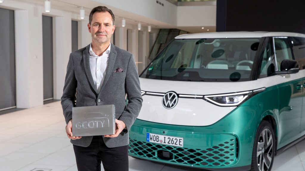 Gewichtiger Autopreis
VW-Chef Thomas Schäfer nahm in Wolfsburg den  "German Car of the Year Award" (GCOTY) entgegen und zeigte sich dabei erfreut auch über den regen Zuspruch, den der vollelektrische ID.Buzz bei den Kundenerfährt. 