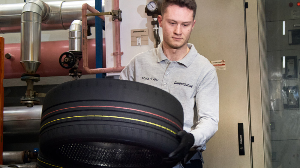 Da scheint die Sonne 
Produziert wird der neue Ultra-High-Performance-Reifen für den Audi e-tron GT im Bridgestone-Werk Rom. Der Standort ist bereits komplett auf Grünstrom umgestellt und produziert Teile der benötigten Energiemengen mit großflächigen Solaranlagen selbst.   