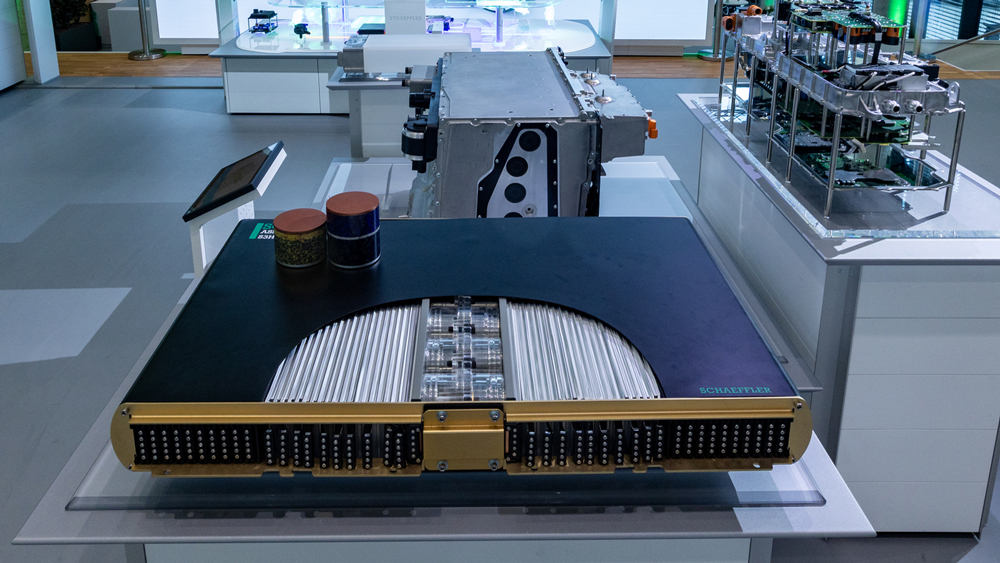 Smarter Ausgleich
Während der Lade- und Entladevorgänge verändern Batteriezellen geringfügig ihr Volumen. Der von Schaeffler entwickelte Zellverbinder gleicht diese Veränderungen flexibel aus, um die Spannung im Stromspeicher stabil zu halten. Foto: Schaeffler 