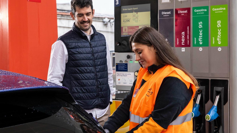 Keine Selbstbedienung 
Um Fehlbetankungen zu vermeiden, setzt Repsol an seinen 30 Tankstellen in Spanien, an denen im Rahmen des Feldversuchs der Bio-Sprit "Nexa 95" verfügbar ist, qualifiziertes Personal ein - der Tankwart erlebt ein Revival. Foto: Repsol