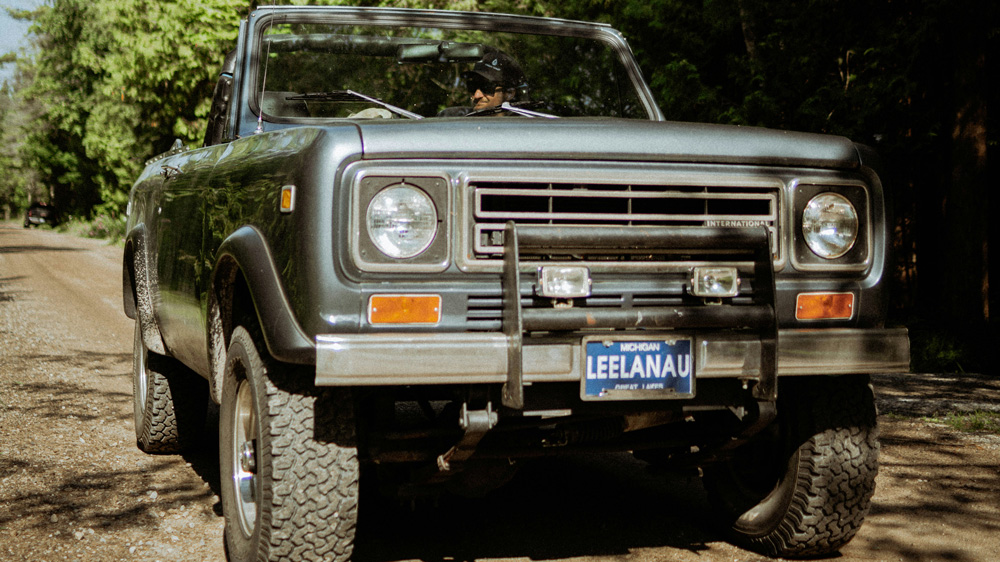 Liebhaberobjekt
Die SUVs von International Harvester Scout genießen in Nordamerika Kultstatus. Eine treue Fangemeinde pflegt die mächtigen Fahrzeuge aus den 1970er Jahren, die wie dieser Scout II von einem V8-Motor angetrieben waren. Foto: Troy Spelma/unsplash