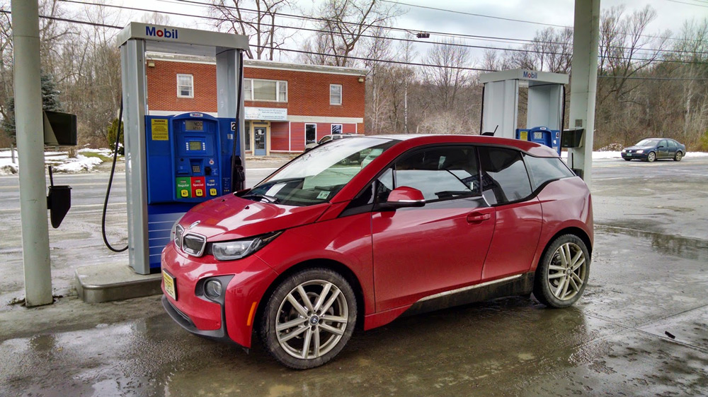 Elektroauto an der Tanksäule
Zwischen 2013 und 2018 bot BMW seinen i3 auch mit einem Zweizylinder-Boxermotor aus der Motorradsparte als Reichweitenverlängerer an. Der i3 REX konnte damit in Summe bis zu 260 Kilometer weit stromern. Vor allem bei Reichweitenangst-geplagten Kunden in den USA kam das Konzept damals gut an. Foto: Tom Moloughney