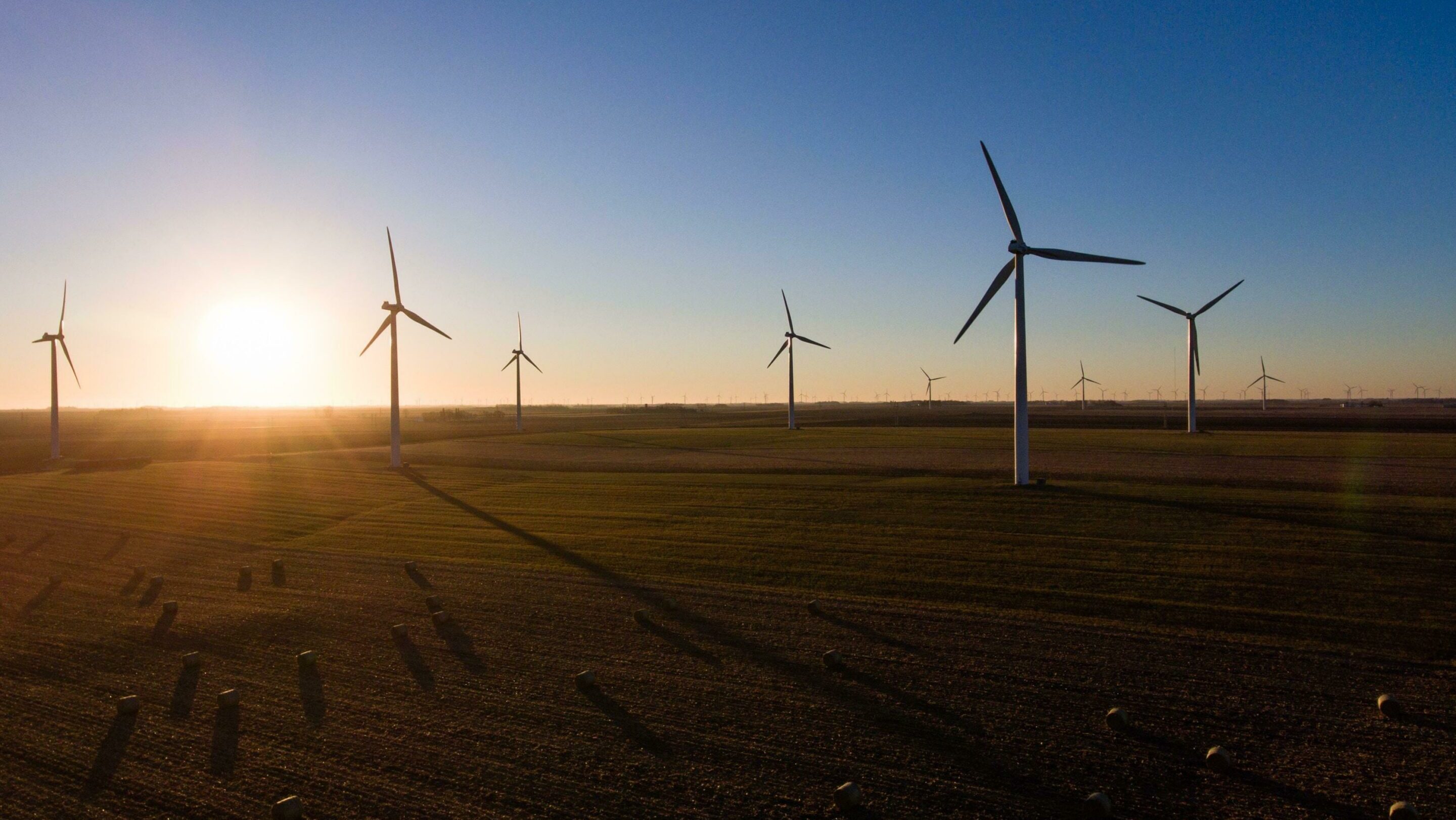 Wetterabhängig
Deutschlands Windenergie-Kapazität liegt bei knapp 80 Gigawatt, Solarkraftwerke kommen auf fast 100 Gigawatt. An stürmischen Sommertagen ohne sonderlich viele Wolken produzieren Sonnen- und Windkraftwerke etwa dreimal mehr Strom, als verbraucht werden kann. Wenn es dann keine Verbraucher gibt, müssen sie stillgelegt werden - ein Unding. William DeHoogh / Unsplash