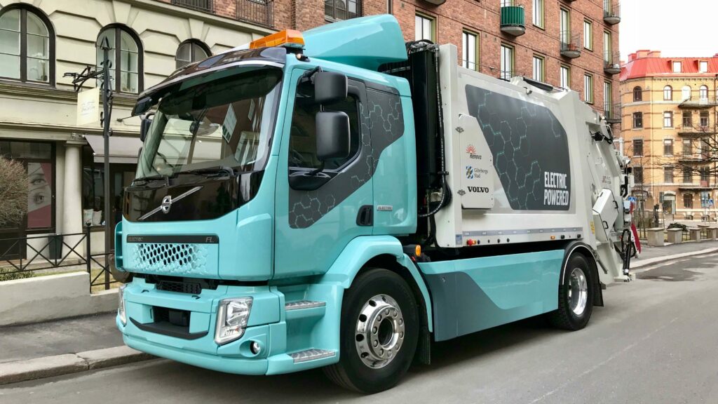 Emissionsfrei durch die Stadt
Der vollelektrische 16-Tonner von Volvo schafft eine Strecke von bis zu 300 Kilometern und ist für den Einsatz in der Stadt gedacht – etwa als Müllwagen. Angetrieben wird der FL Electric von einem 185 kW starken Elektromotor über ein Zweiganggetriebe. Foto: Volvo