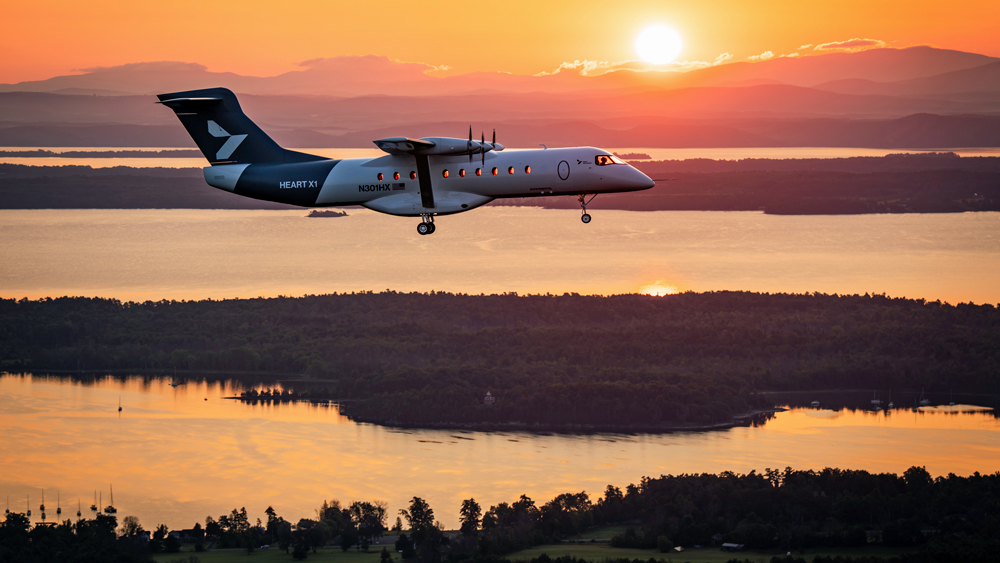 Der Sonne entgegen 
Lediglich in eine Höhe von 335 Metern steuerte der Pilot die X1 während ihres Jungfernfluges rund um Plattsburgh im US-Staat New York. Das Fahrwerk blieb beim Flug über den Lake Champlain die ganze Zeit über ausgefahren. Fotos: Heart Aerospace
